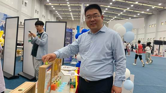 土建学院孙怀凤老师倒下许愿瓶(友爱)
